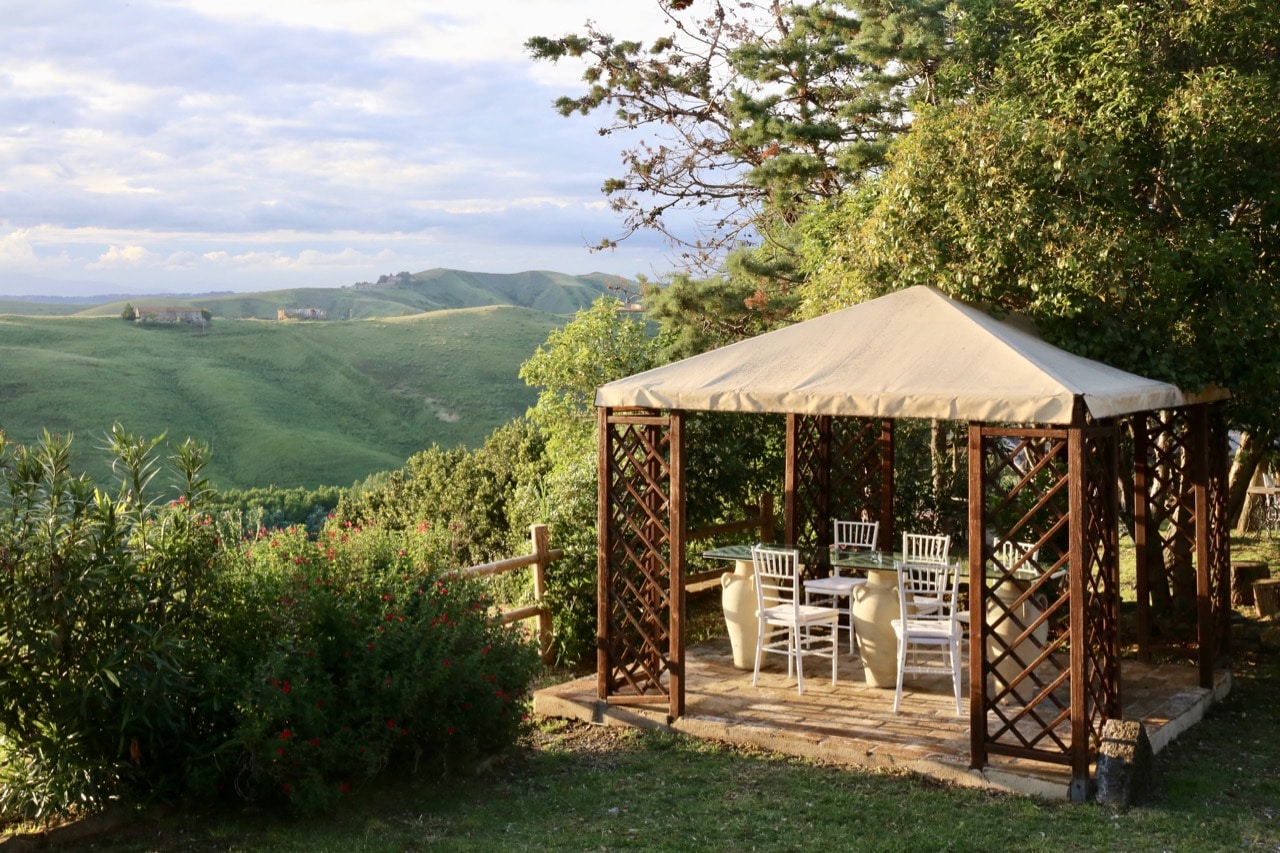 Enjoy a romantic Tuscan dinner with a view at Fattoria Lischeto in Volterra.