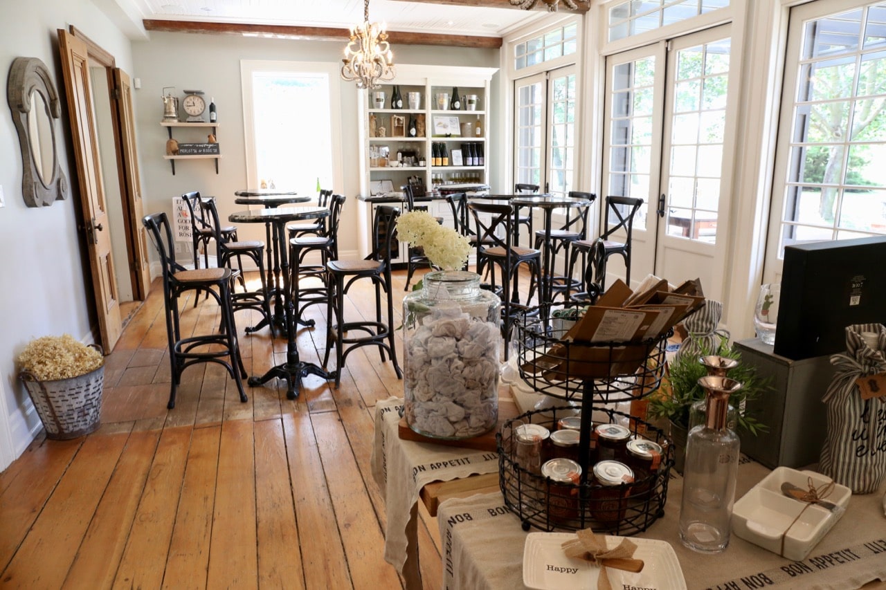 Beamsville Wineries: Kew Vineyards offers a tasting room, which opens onto an outdoor patio.