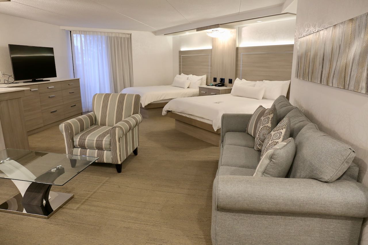 Niagara on the Lake Hotels: A chic suite at White Oaks Resort.
