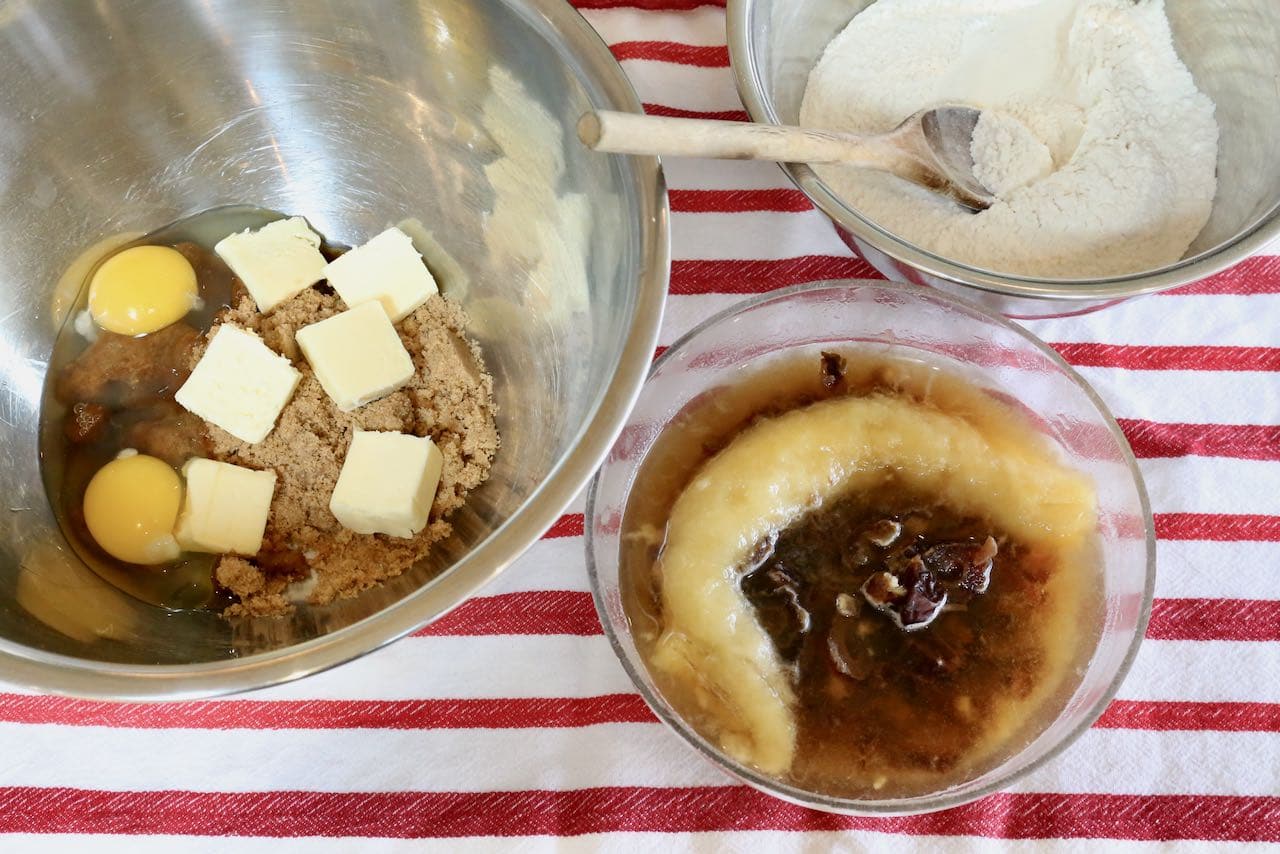 Use an immersion blender to mix bananas and water soaked dates into a smooth mixture.