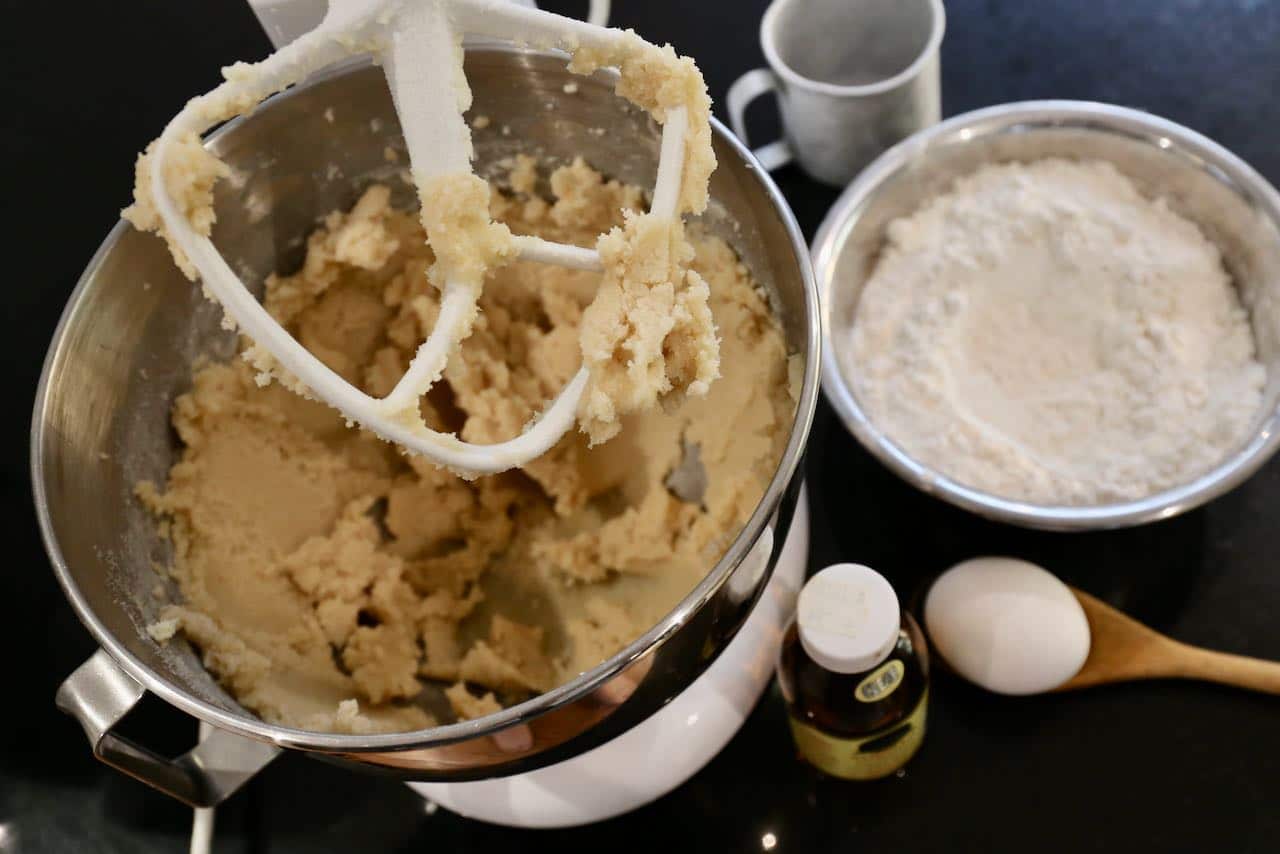 Whip butter, sugar, egg and vanilla in a stand mixture until creamy.