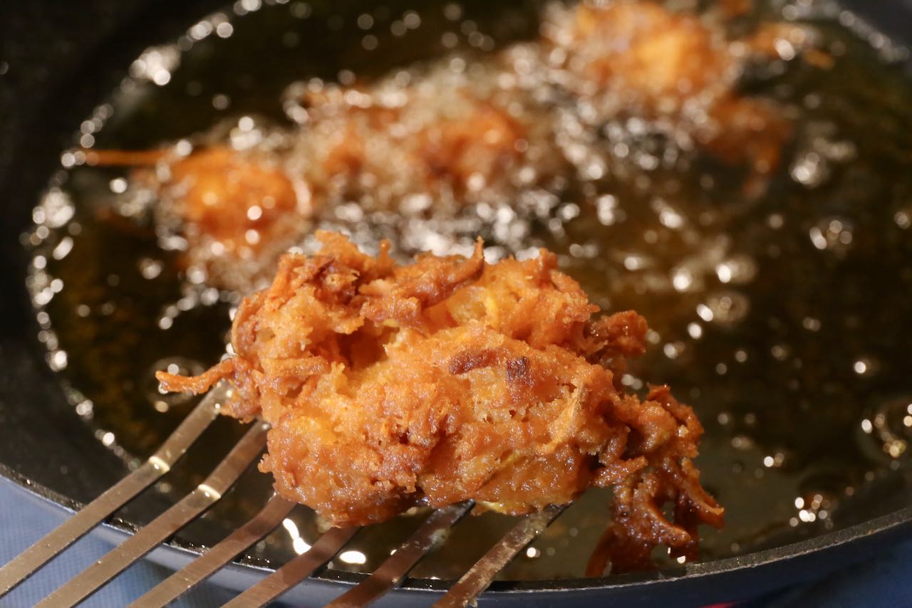 Remove crispy grabong from deep fry oil with metal spatula once golden brown.