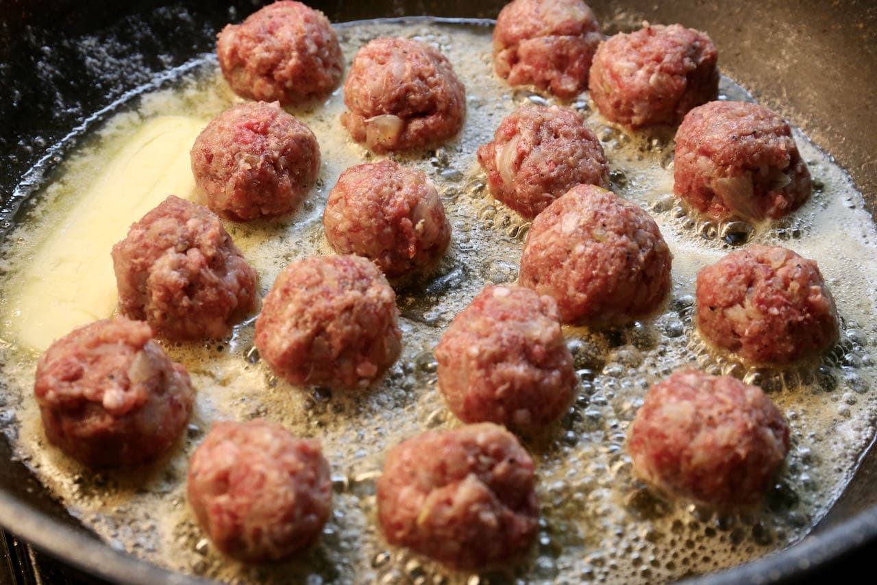 Cook Köttbullar in a nonstick skillet with butter. 