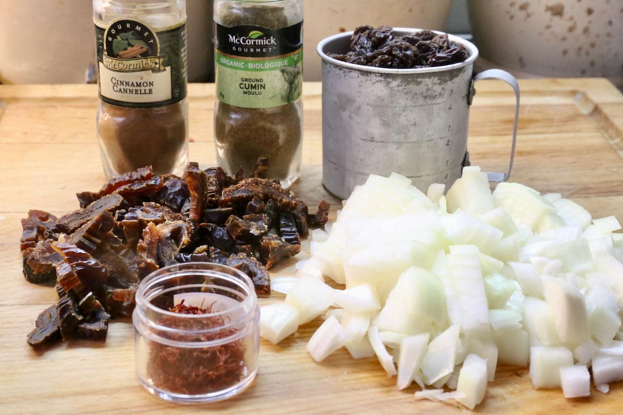 Adas Polo is flavoured with onion, dried fruit, saffron, cinnamon and cumin.