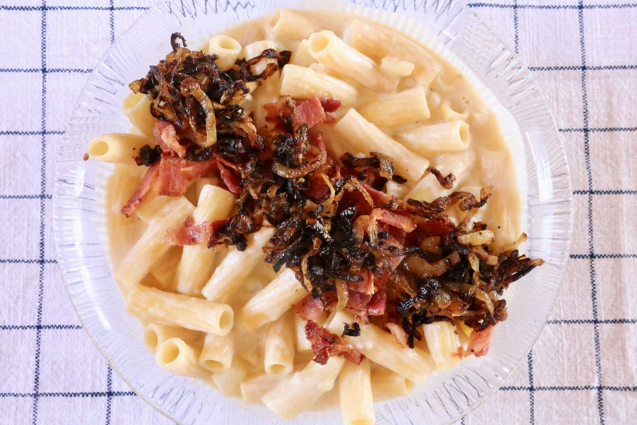 Serve cheesy Älplermagronen with your favourite healthy salad recipe and a glass of white wine.