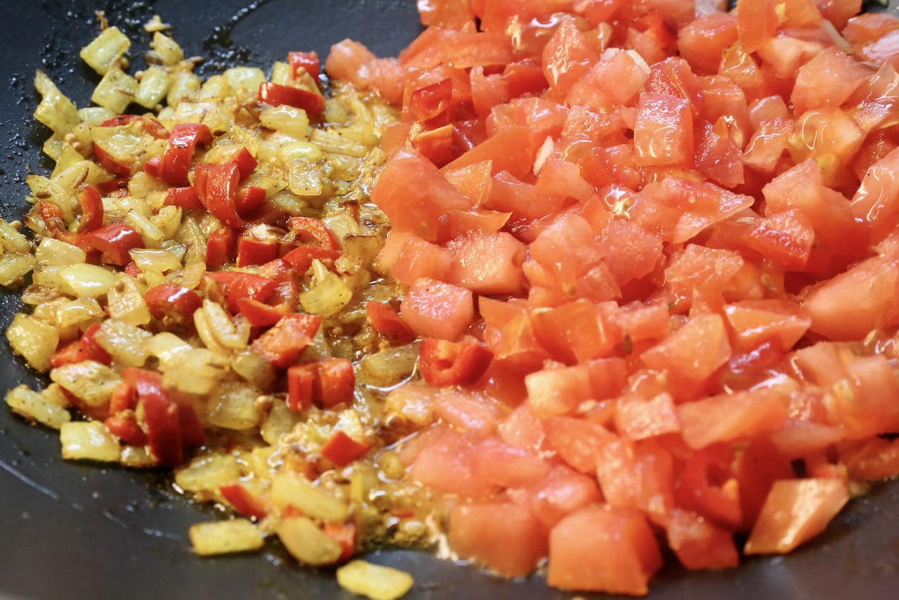 Prepare Sprouted Mung Bean Salad in a large wok.