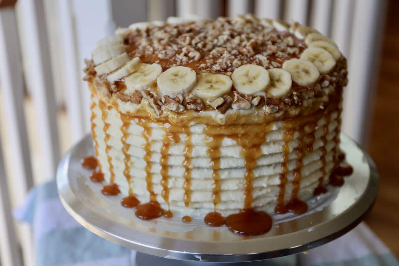 Use an icing comb to create decorative ridges on the side of the cake. 