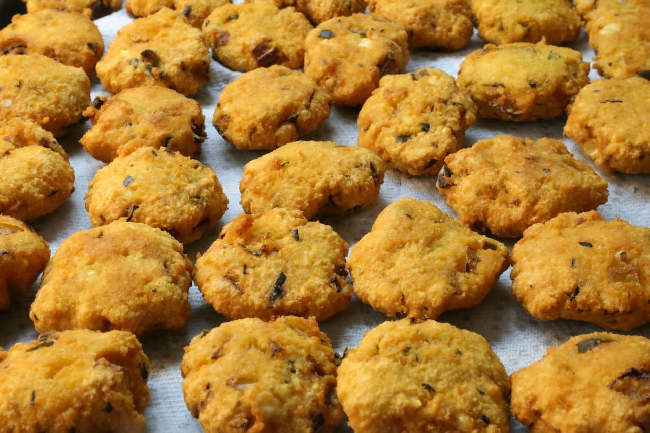 Let deep fried Parippu Vada cool on paper towel.