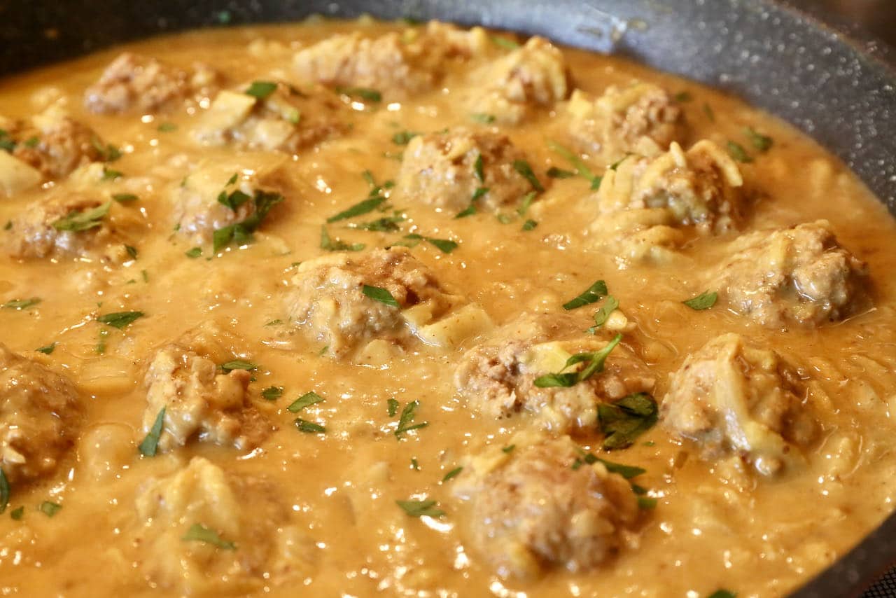 Simmer Boller I Curry in a skillet until the sauce is smooth and creamy.