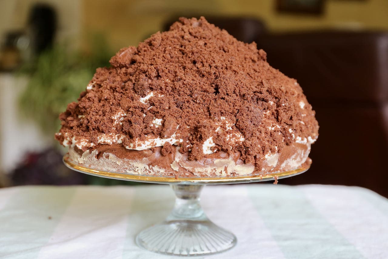 Chill Maulwurfkuchen in a fridge until ready to slice and serve.