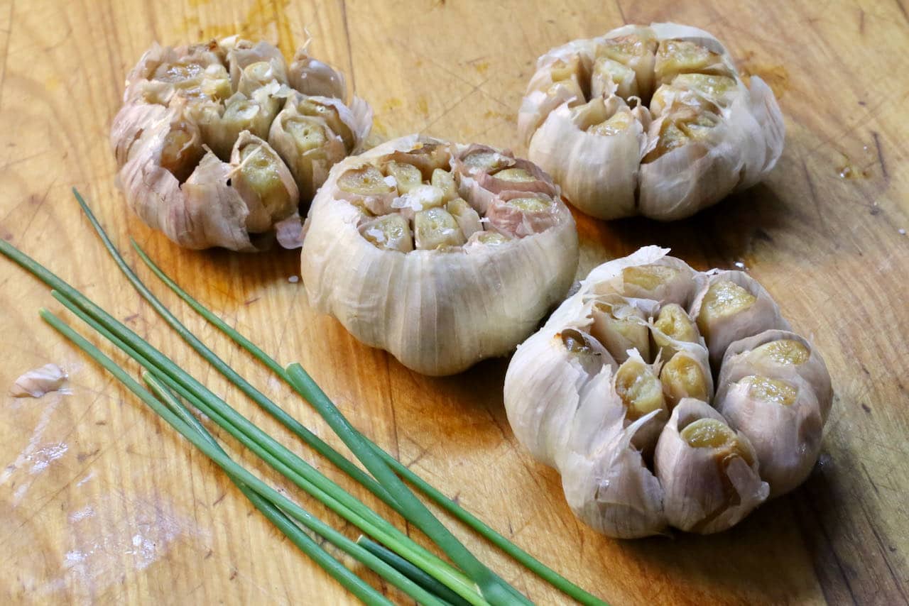 Add flavourings to your roasted garlic in air fryer such as fresh chives, cracked pepper or chili flakes.