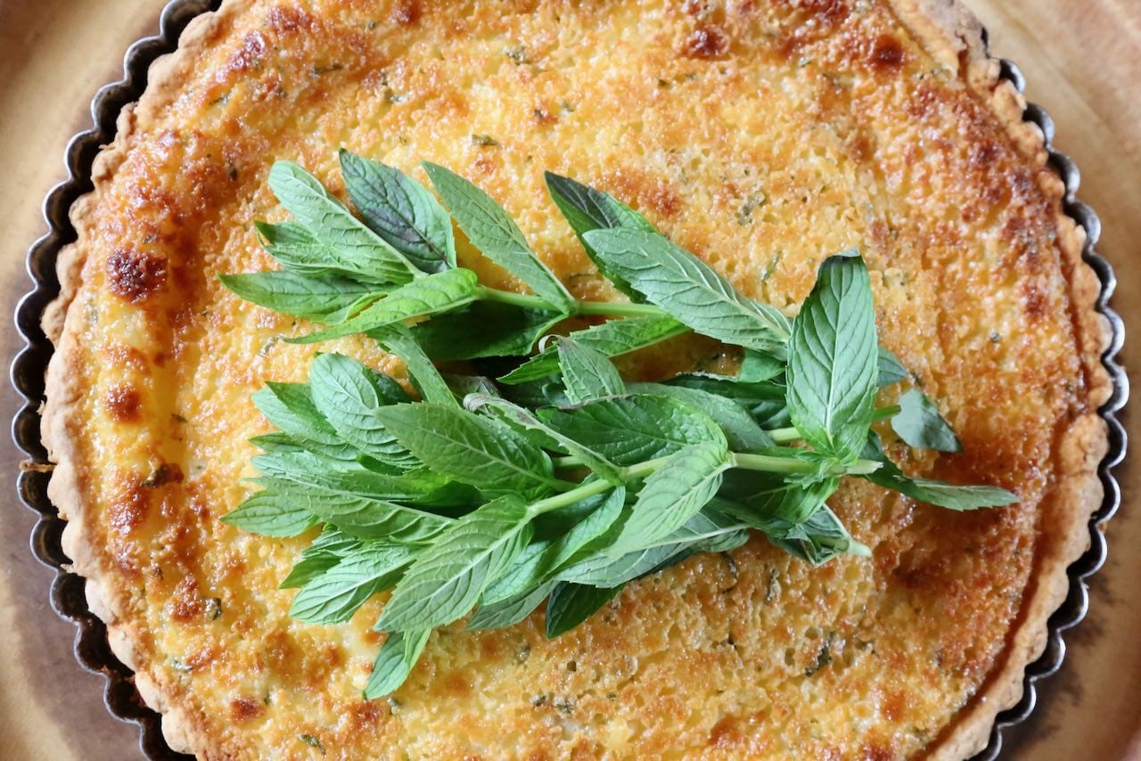 Let Flaó cool before serving and garnish with fresh mint leaves.