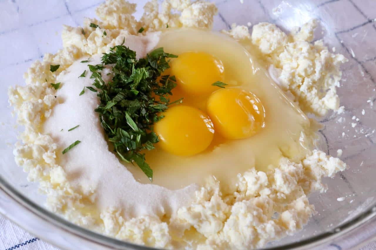 Flaó cheesecake is prepared with aniseed, butter, lemon, eggs, mint and Spanish cheese. 
