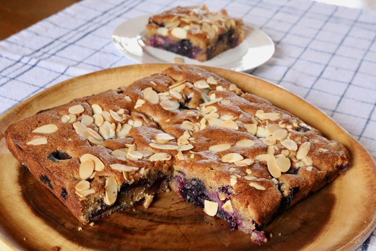 This blueberry cake made with almond flour is the perfect snacking cake to serve with coffee or tea.