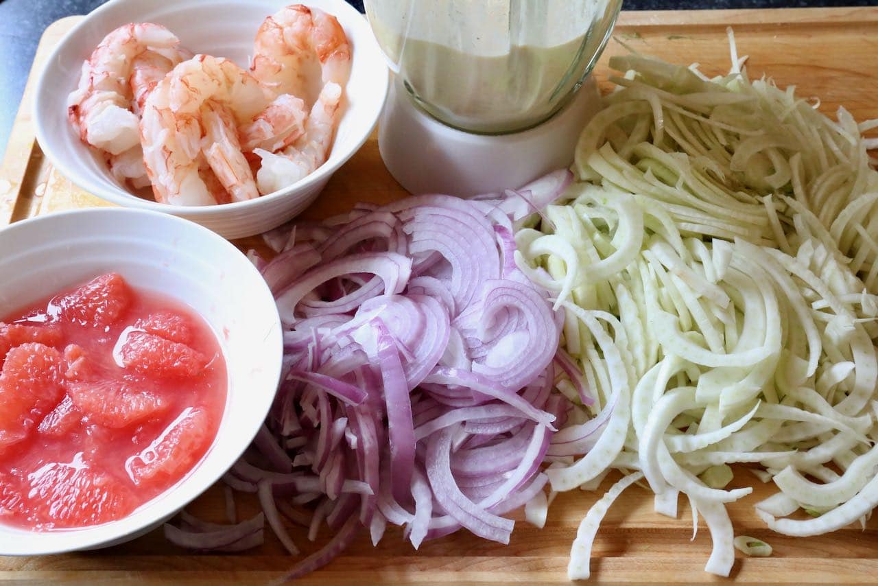 Our easy Ensalada de Gambas recipe features a creamy aioli dressing, grapefruit, onion, fennel and large prawns or shrimp.