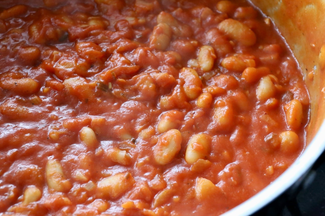 Cook Fagioli all'Uccelletto in a large pot.