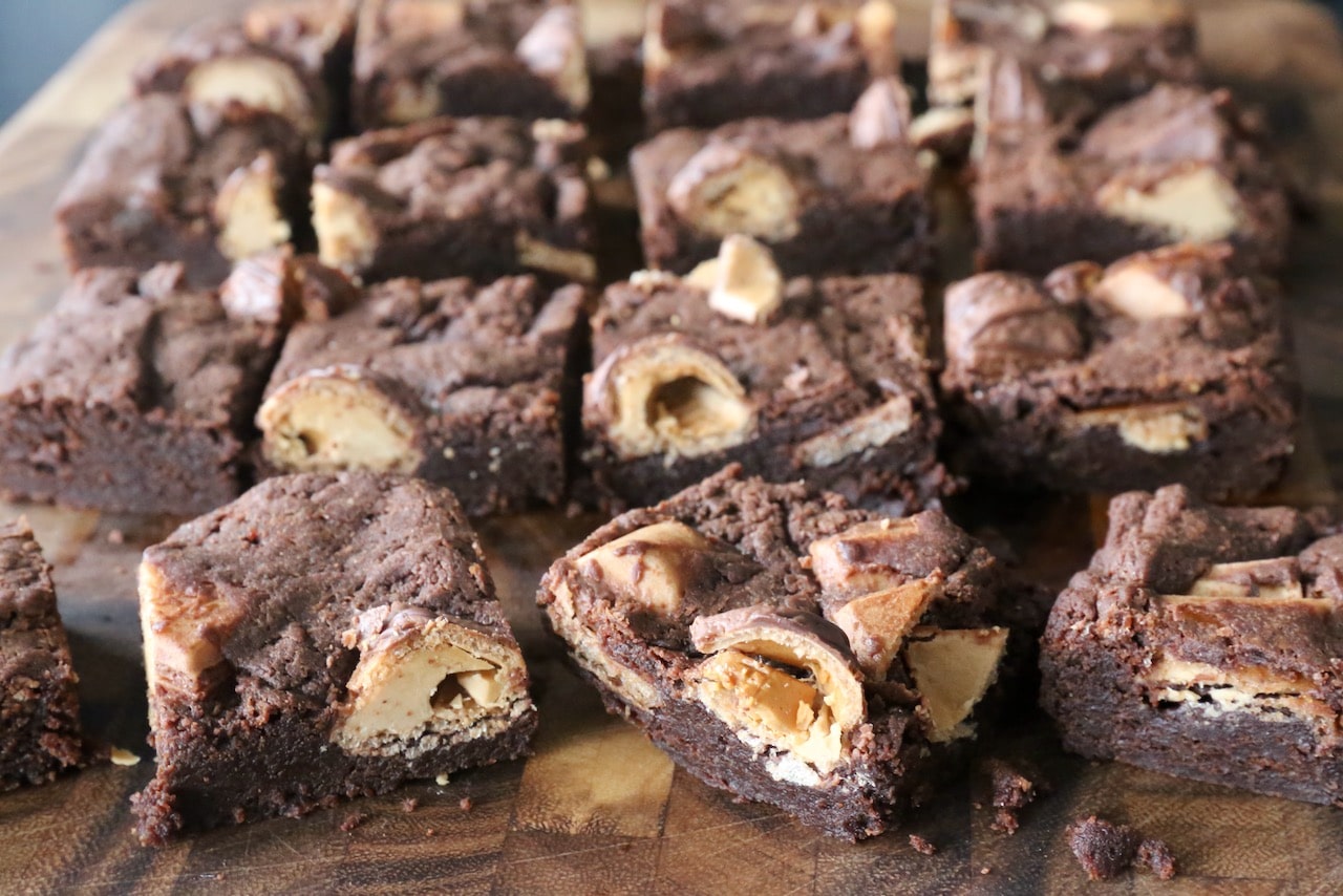 Kinder Bueno Brownies, filled with the popular Italian hazelnut cream cookies.