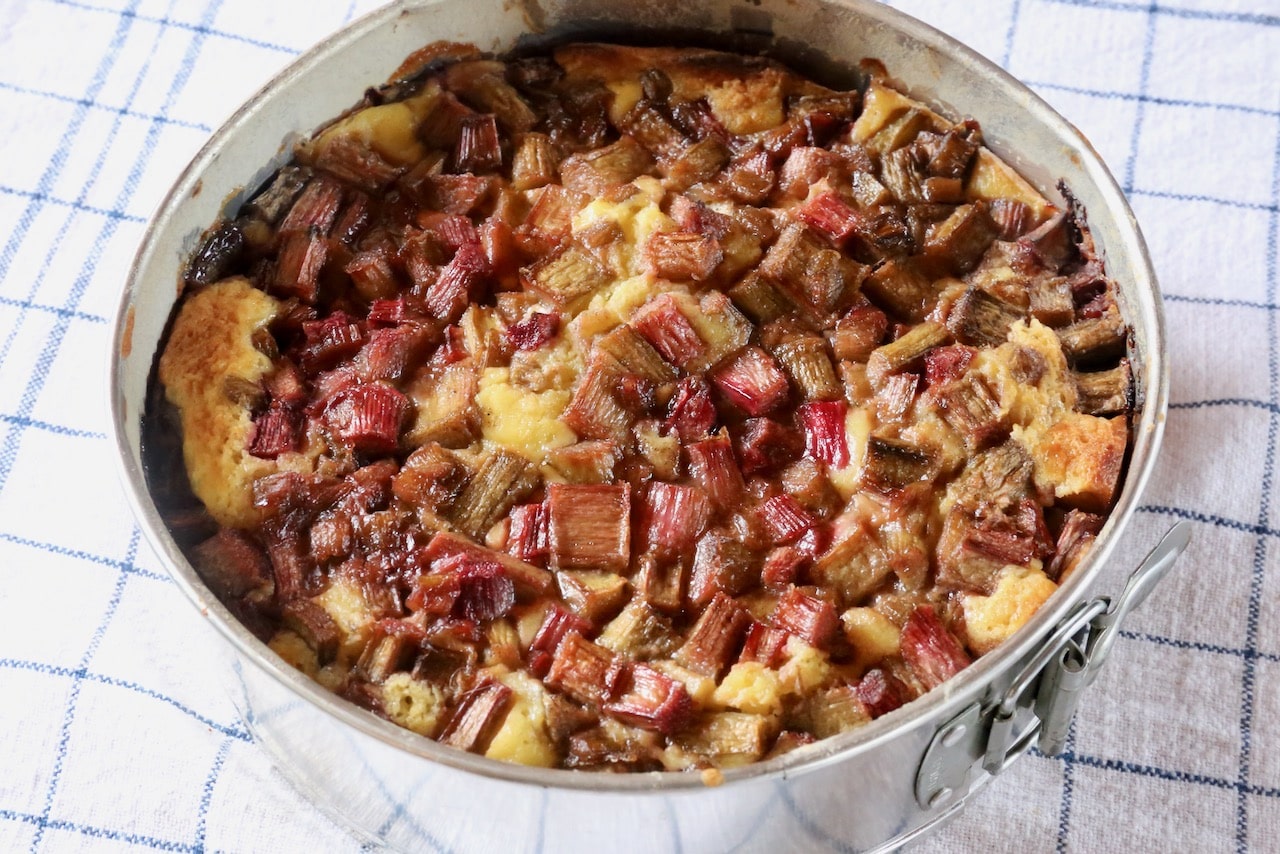 Rabarberkage is usually baked during Midsommar holidays in Sweden.
