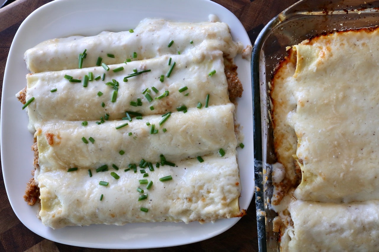 Garnish Canelons with finely chopped chives. 