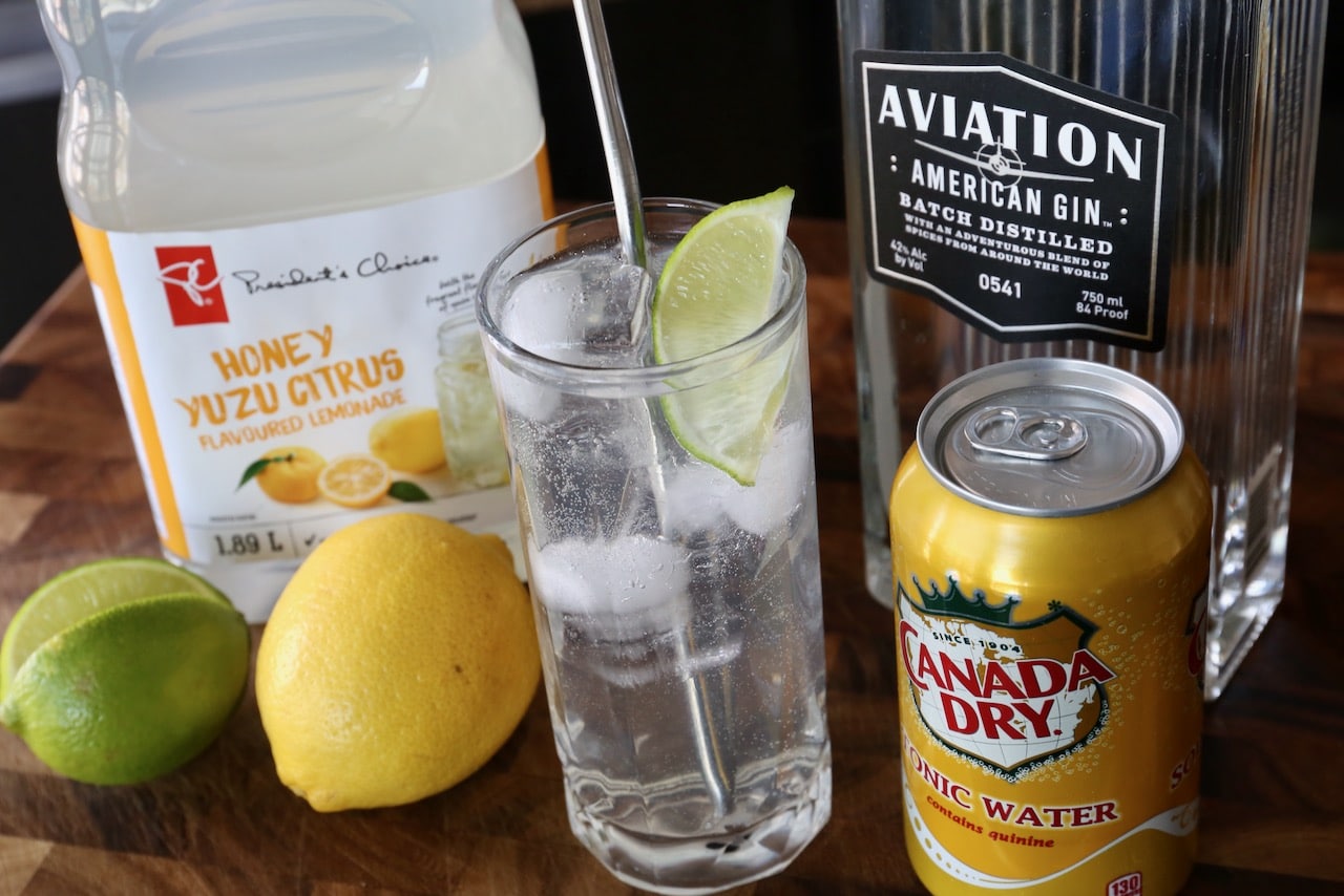 Garnish the glass with a slice of lime or yuzu.