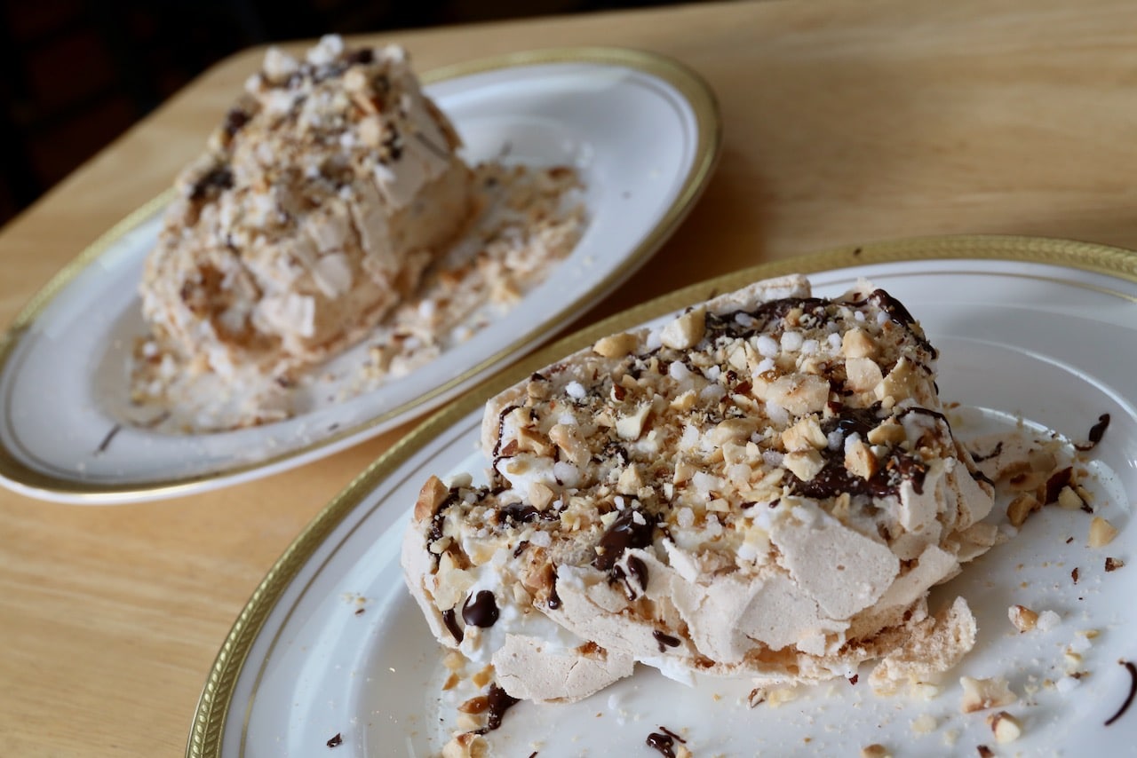 Now you're an expert on how to make a traditional Swedish Budapestrulle Roll Cake recipe!