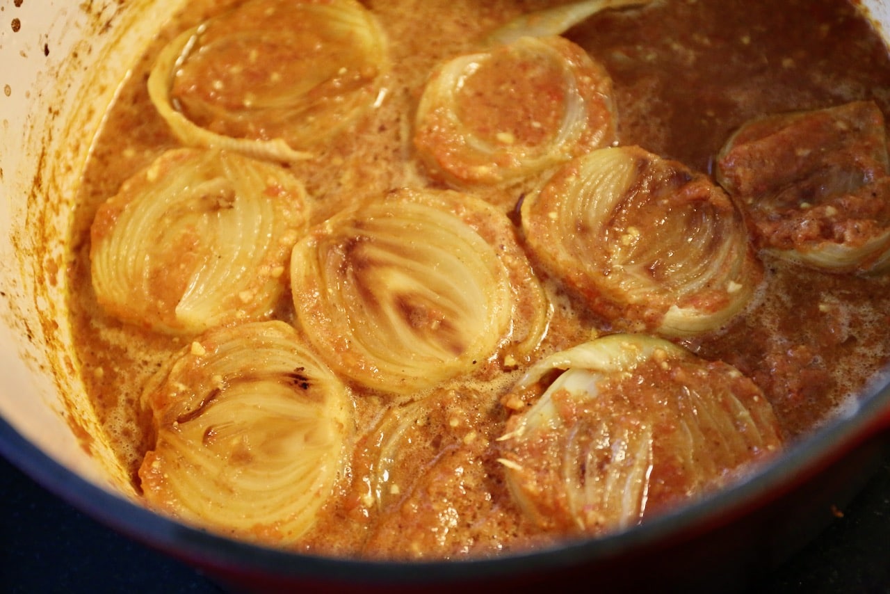 Roast curry in the oven until the onions are tender when poked with a knife.