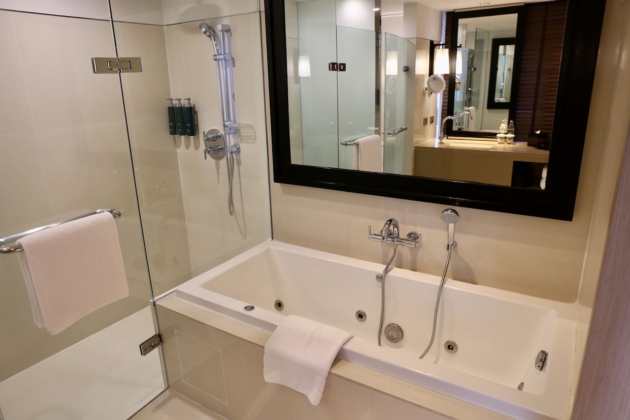 Millennium Hilton Bangkok Executive Suite Bathroom.