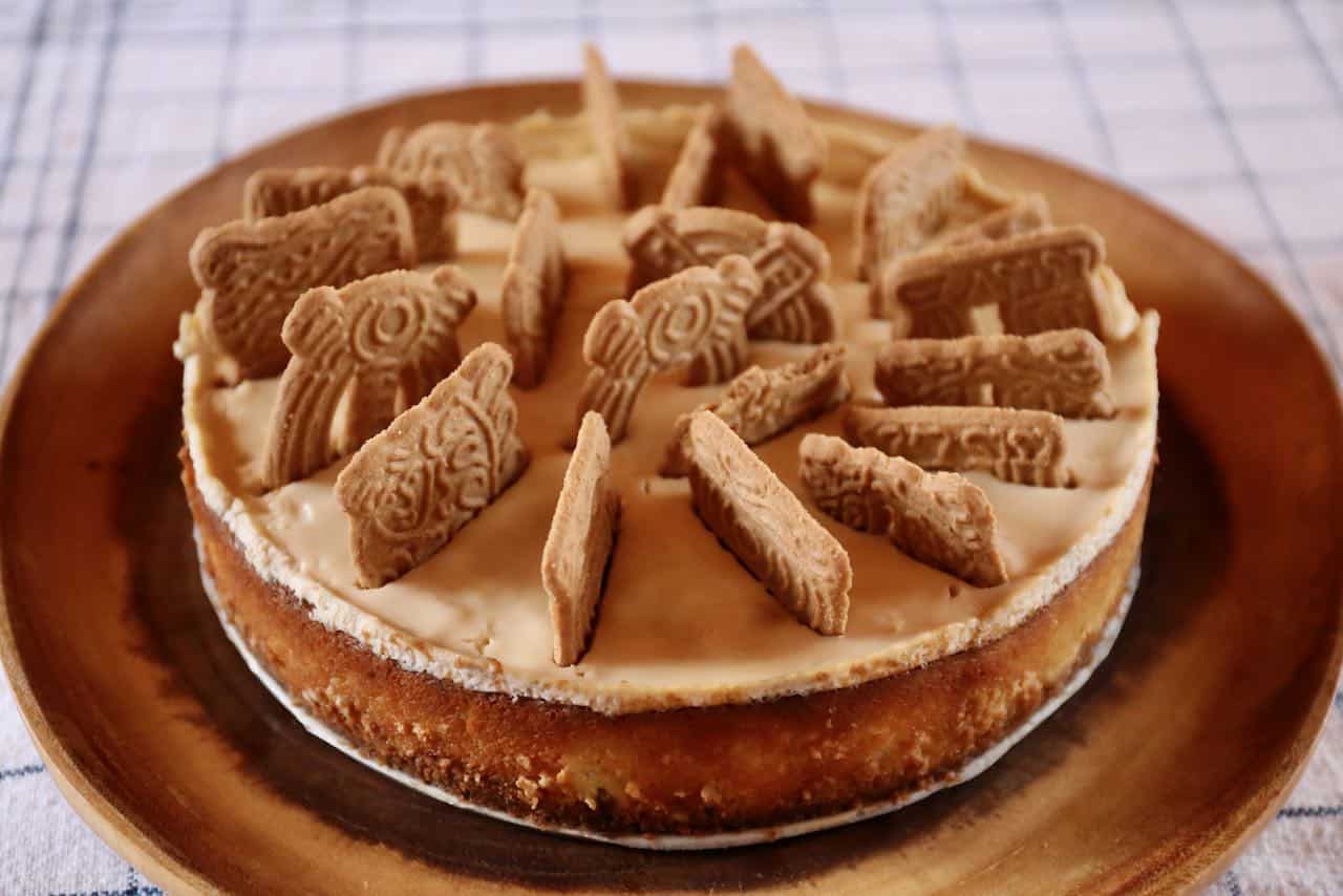 This festive cheesecake is prepared with Dutch Speculaas cookies.
