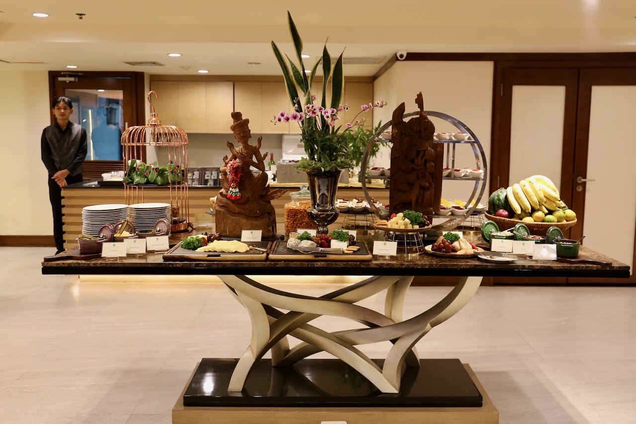 Banyan Tree Bangkok Club Lounge offers a daily canapés and cocktail hour each evening.