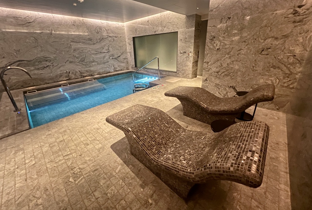 The Capella Bangkok Spa features a state-of-the-art hot tub, sauna and steam room.