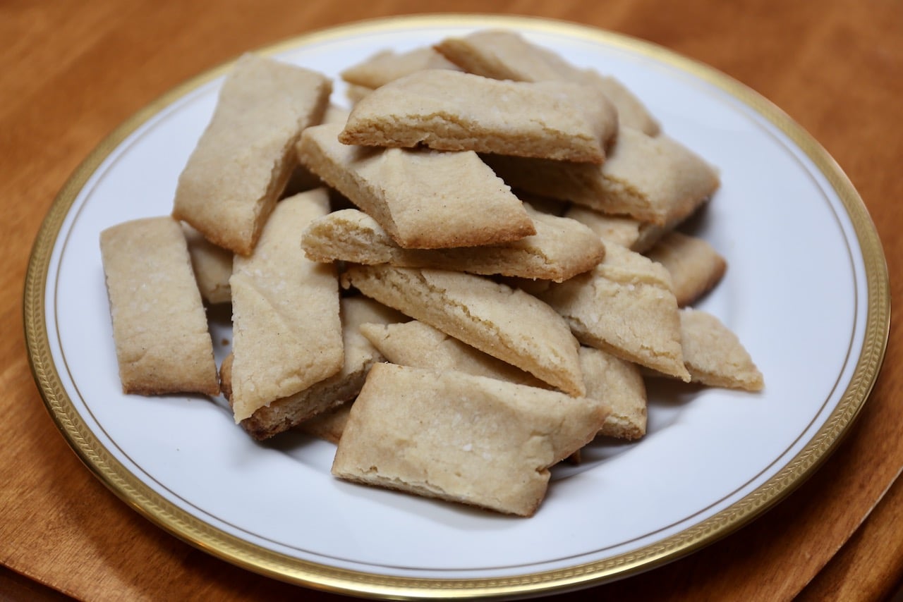 Kolasnittar is commonly served as a dessert during the Christmas holiday season in Sweden.
