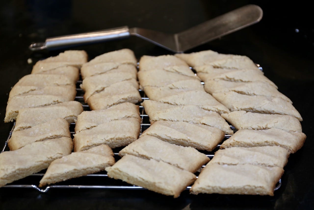 Transfer Kolasnittar onto a rack to cool before serving.