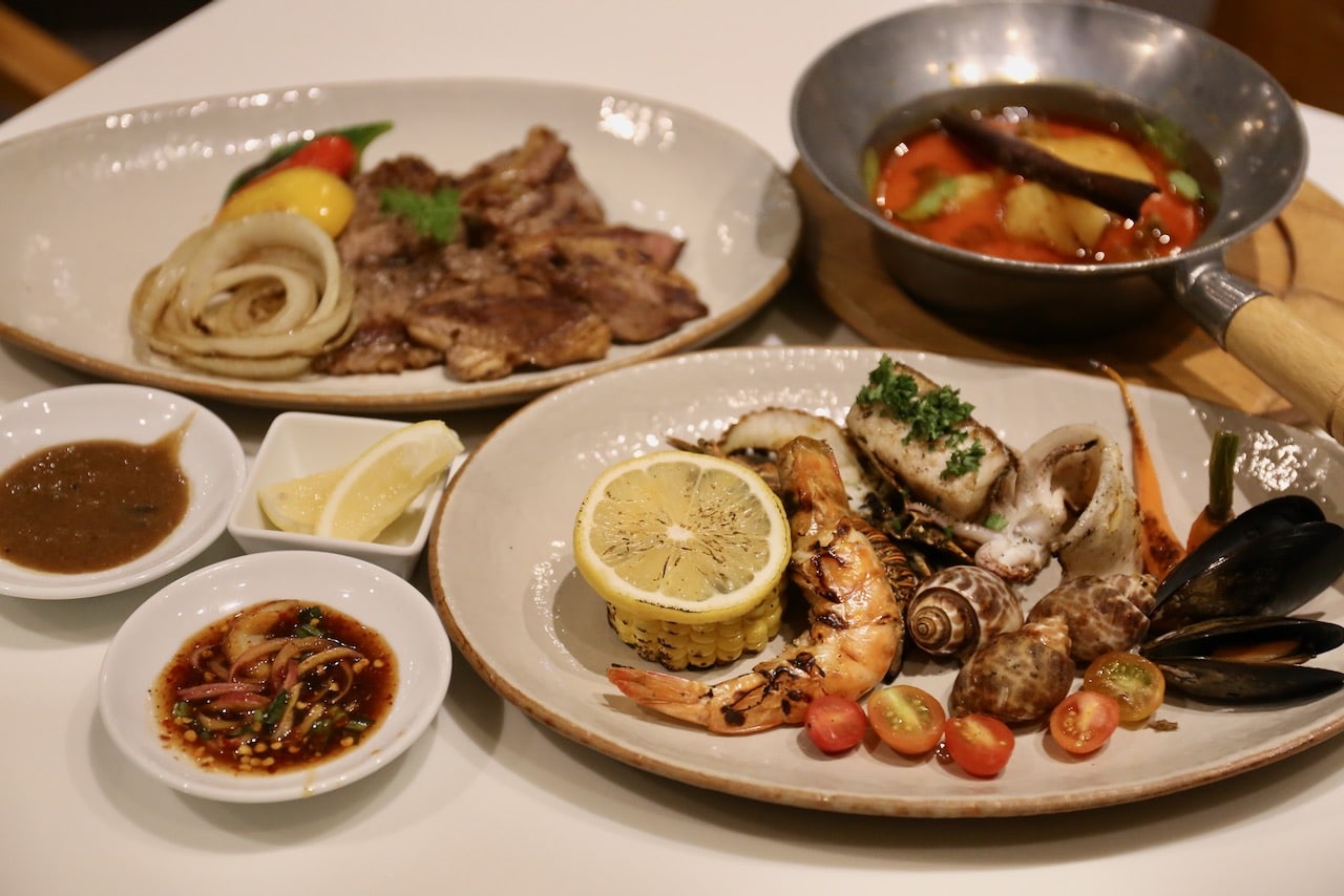 From grilled meat & seafood to sushi and Thai curries, the Latest Recipe buffet offers plenty of delectable dishes. 