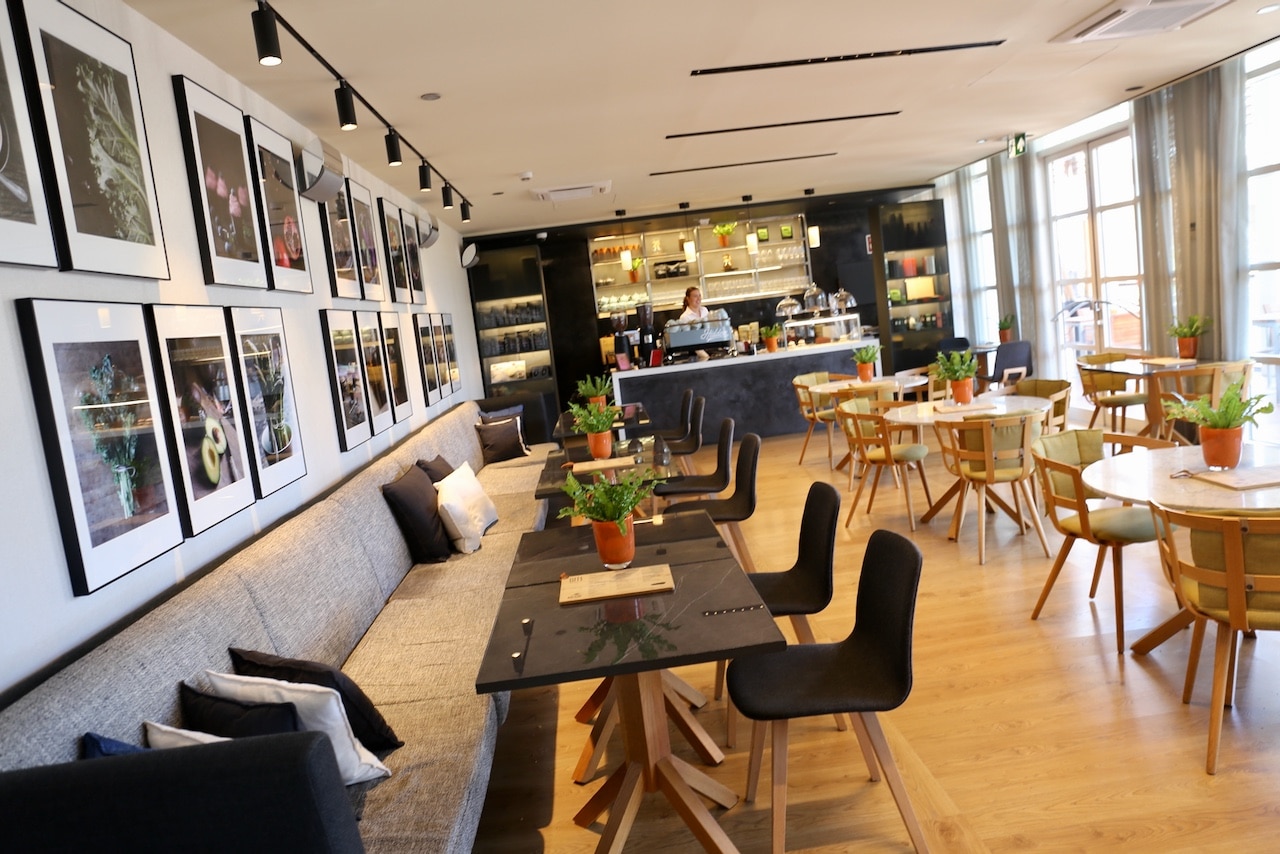 Bites is Hotel Arts Barcelona's sun-soaked cafe. 