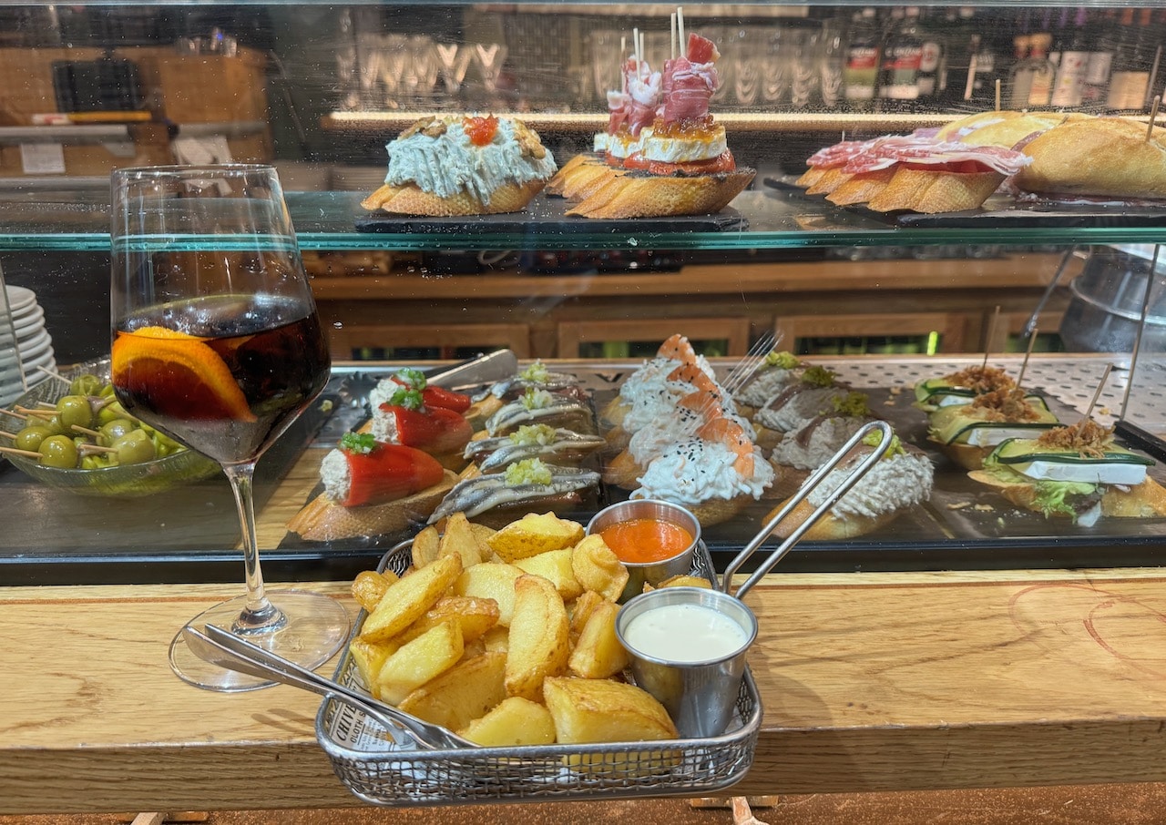 Sirimiri Gastroleku serves classic pintxos and hot dishes like Patatas Bravas. 