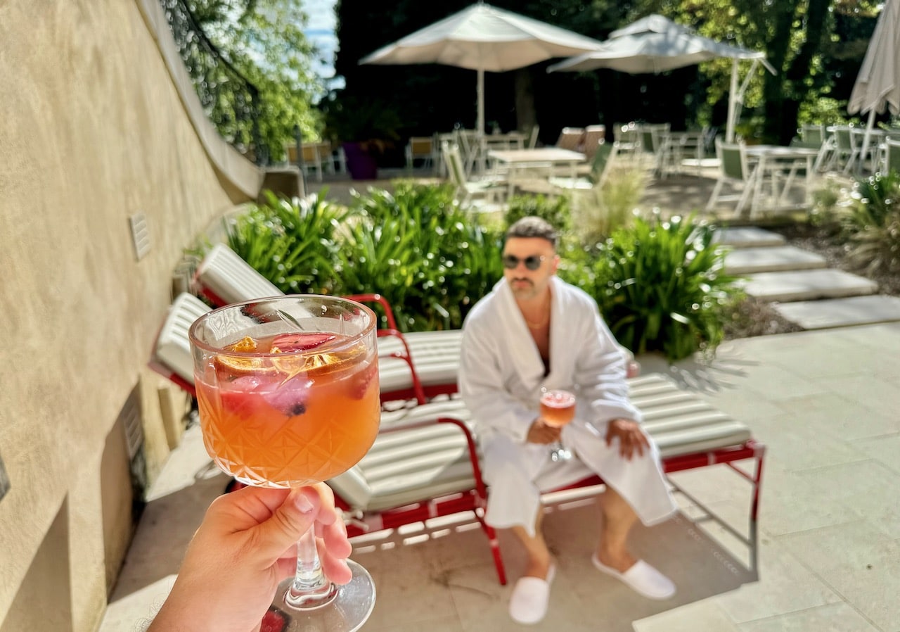 Guests can order a midafternoon cocktail or pre-dinner aperitif at the hotel's bar.