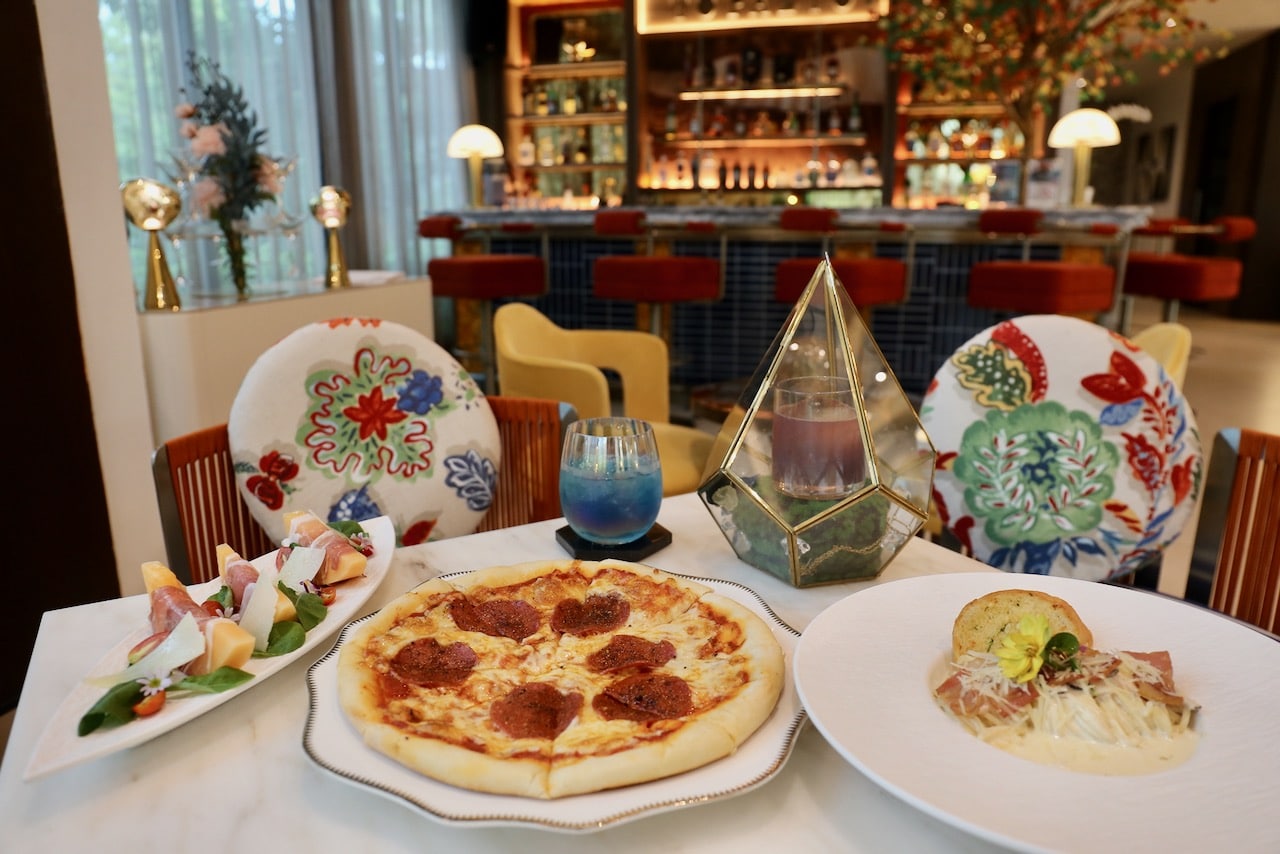 Topazio is a chic lobby lounge shaking up craft cocktails and serving Italian fine dining fare.