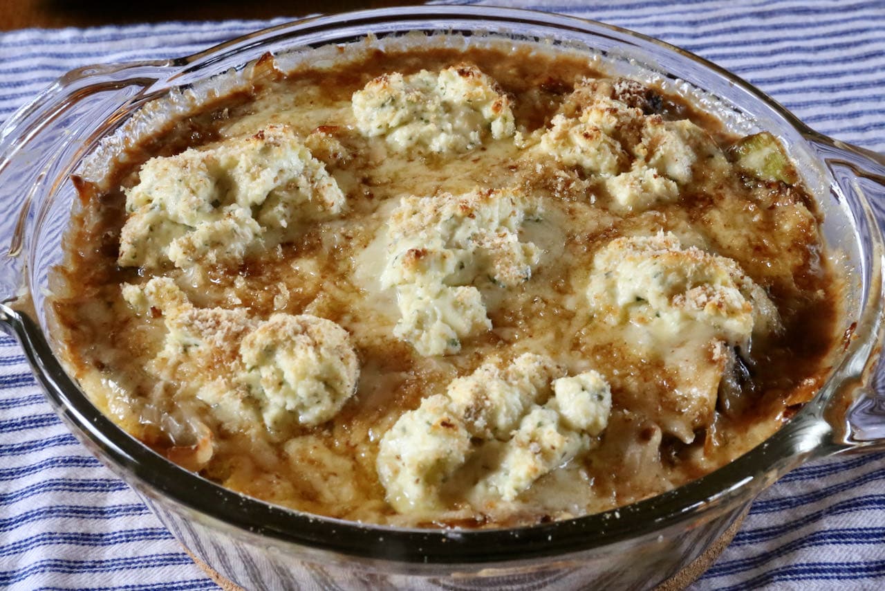 Leeks in creamy sauce is a crowd-pleasing side dish for cheese lovers.